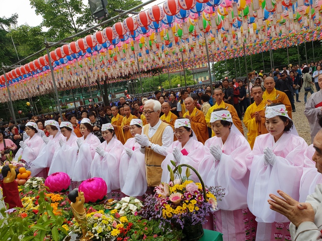 Partake in the Vesak Ceremony at Yonggungsa Cham Joeun Uri Temples